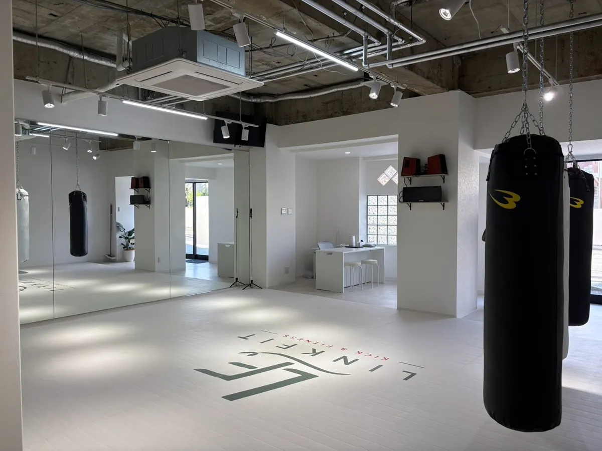 白を基調としたLINK FITの店内