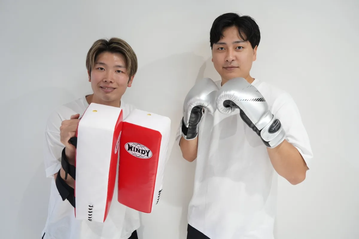 ミットとグローブを持つLINK FITのトレーナー