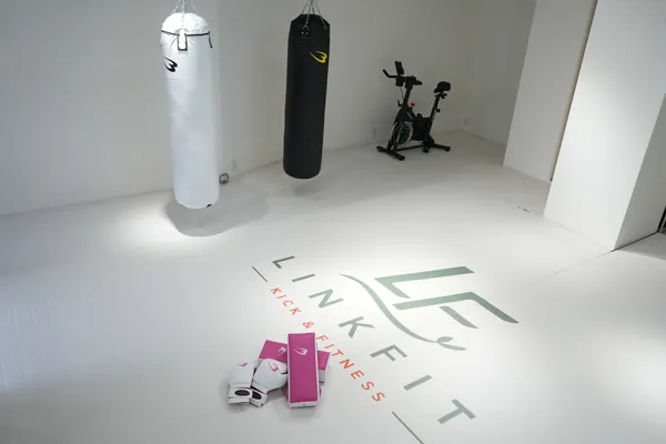 サンドバッグやバイクを備えたLINK FITの店内